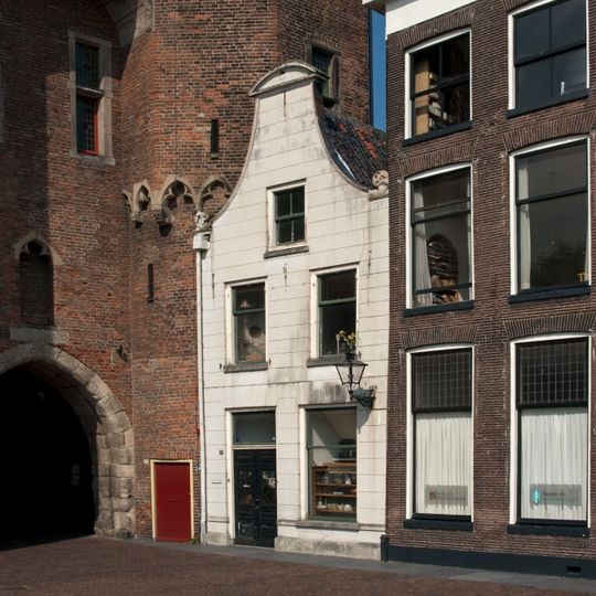 Pand met door gebogen fronton bekroonde gepleisterde klokgevel