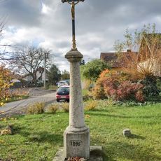 Kříž v jižní části Měcholup