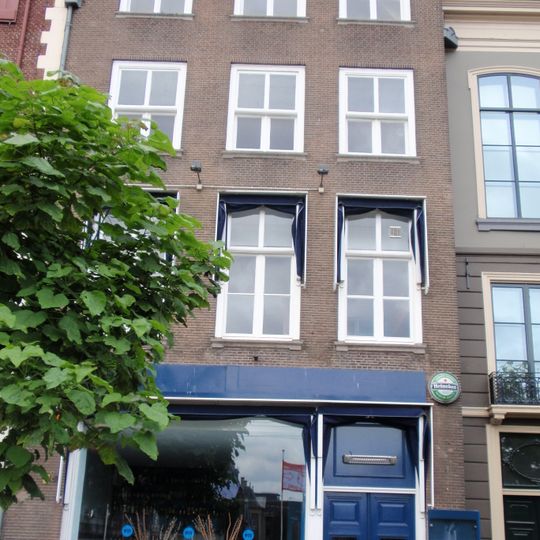 Sober pand van eenvoudige doch harmonische architectuur