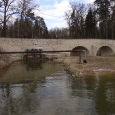 Kamenný most nad přepadem Bezdrevu