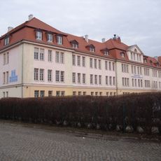 Koszary, ob. szkoła