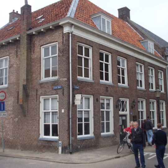 Hoek Grote Spui. Hoekhuis met rechte kroonlijst, 19e-eeuwse indruk makend, van oudere oorsprong