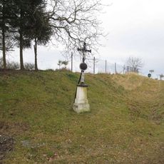 Kříž na svahu v Chrboníně