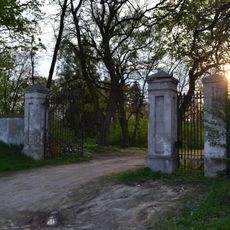 Ogrodzenie z bramą wjazdową z kratą z herbem Zamojskich (pochodzącą z Różanki)