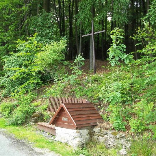 Kříž nad studánkou západně od Pivoně