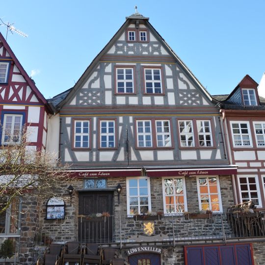 König-Adolf-Platz 3