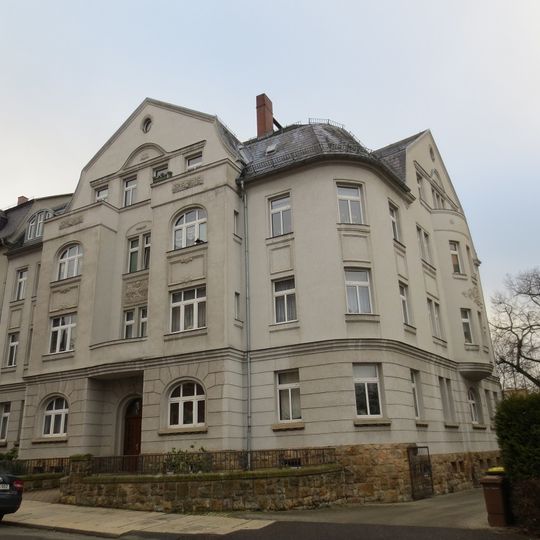 Mietshaus in halboffener Bebauung mit Vorgarten und Einfriedung Ernst-Heilmann-Straße 12