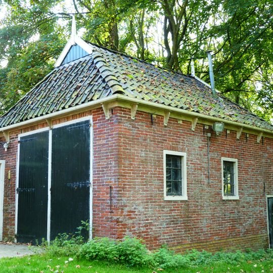 Kop-hals-rompboerderij, koetshuis
