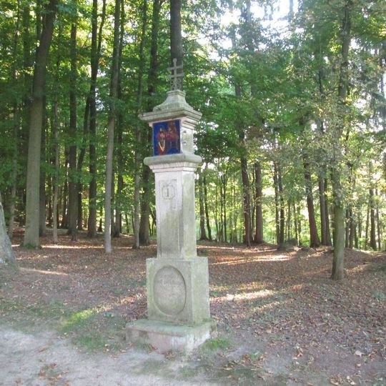 Boží muka na křížové cestě u Kamenice nad Lipou - 1. zastavení