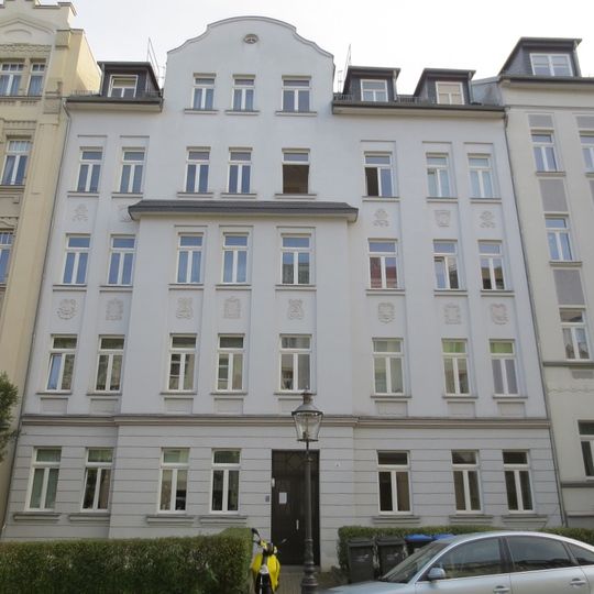 Mietshaus in geschlossener Bebauung mit Vorgarten Altendorfer Straße 5