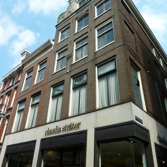 Pand met rechte lijst. Zeer verbouwd en van een nieuw dak voorzien huis