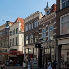 Pand met verhoogde lijstgevel met rococo-consoles