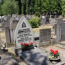 Grave monument for Maria Oversluizen-Neelemaat († 1940) and several family members