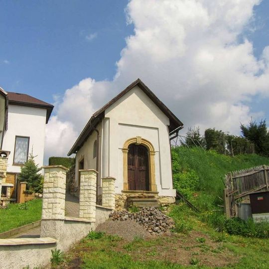 Kaplička v Krasíkově ve stráni nad silnicí