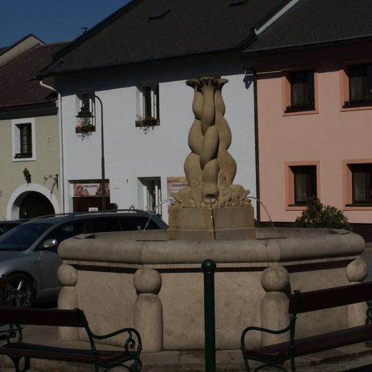 Kašna na náměstí před zámkem v Hradci nad Moravicí