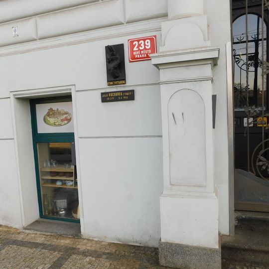 Pamětní deska Josefa Kocourka na domě Masarykovo nábřeží 239/22 v Praze