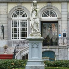 Statue