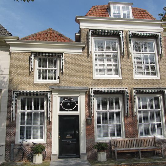 Huis met gesausde lijstgevel
