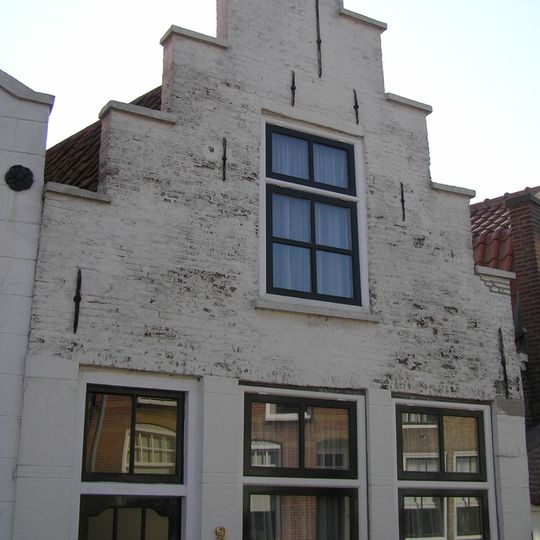 Huis met geverfde trapgevel