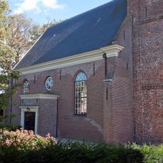 Hervormde Kerk. Zaalkerkje met driezijdige sluiting. Tot de inventaris behoort: een gotische, hardstenen doopvont, gebruikt als voet voor de preekstoel. Preekstoel
