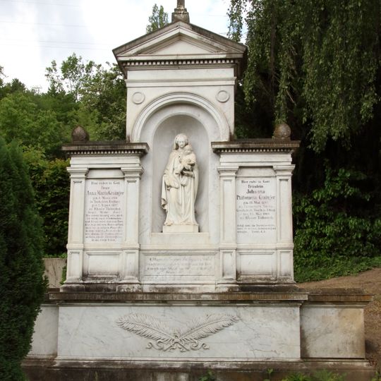 Friedhofskreuz, Grabmal