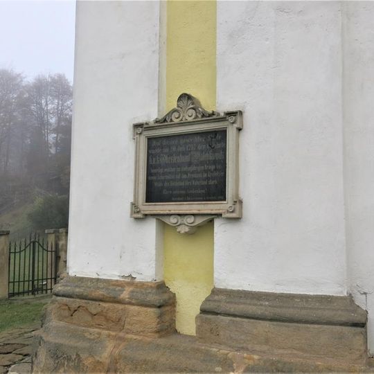 Pamětní deska padlému ve válce 1757 na kostele v Horním Prysku