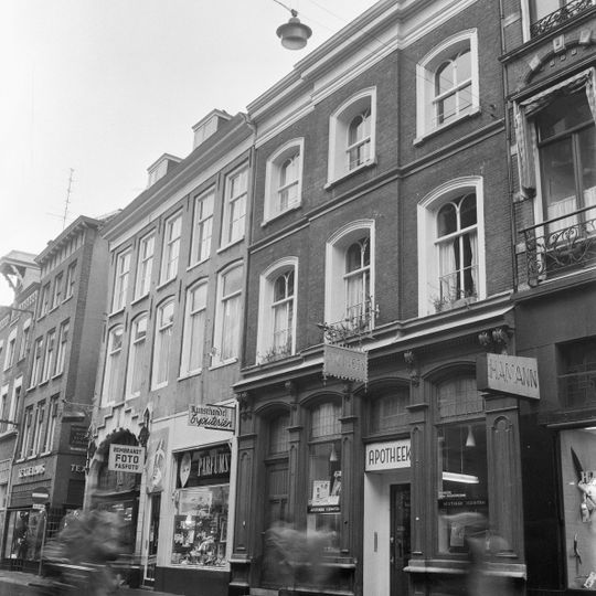 Winkelwoning, in gebruik als apotheek en bovenwoning