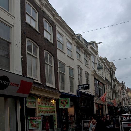 Pand met gevel met rechte kroonlijst