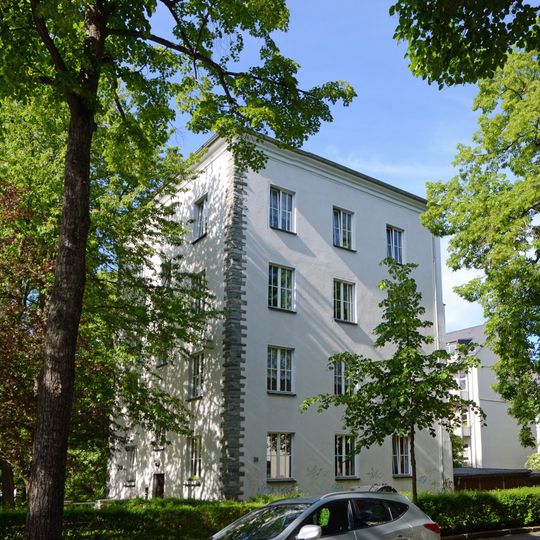 Wohnhaus in halboffener Bebauung konzipiert, mit Vorgarten und Garten Henriettenstraße 34