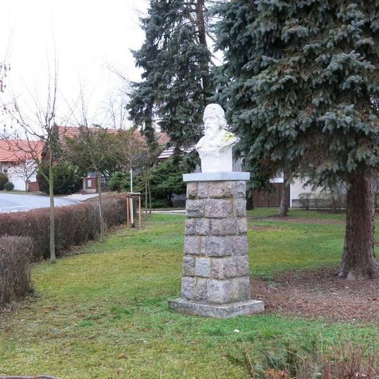 Pomník Jana Amose Komenského naproti škole v Byšicích