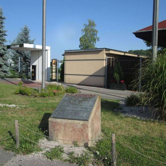 Památník dálnice D5 severně od Rudné