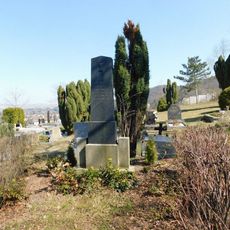 Pomník členům podpůrného spolku Hus na novém hřbitově v Horních Mokropsech