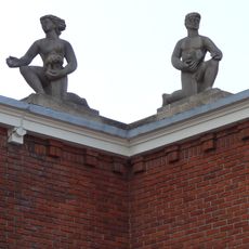 Twee knielende figuren