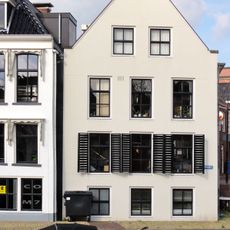 Wit gepleisterde achtergevel met puntgevel aan Turfmarkt