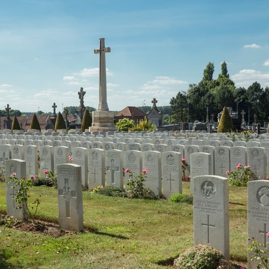 Aire Communal Cemetery, Commonwealth Plot