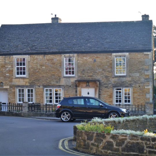 4 And 6, Canon Square