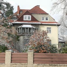 Villa und Gartenhaus sowie Garten Dresdener Straße 122