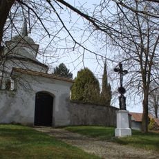 Kříž v Ústrašíně u kostela