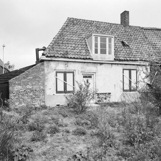 Boerderijtje met blinde gevel aan de straat