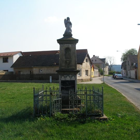 Kaplička na rozcestí v Horních Počaplech