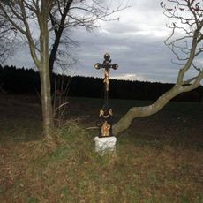 Kříž jižně od Nízké Lhoty u rozcestí