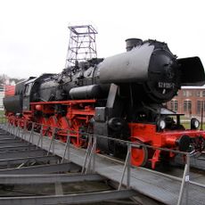 Dampflokomotive 52 8135-7 und Drehscheibe von 1910
