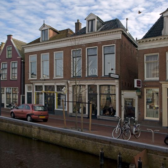 Pand met kroonlijst met blokjes onder lage dwarskap