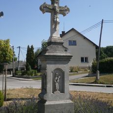 Cross at village green in Obruby