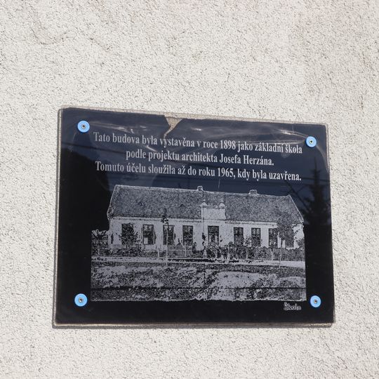 Pamětní deska základní školy v Zárubicích