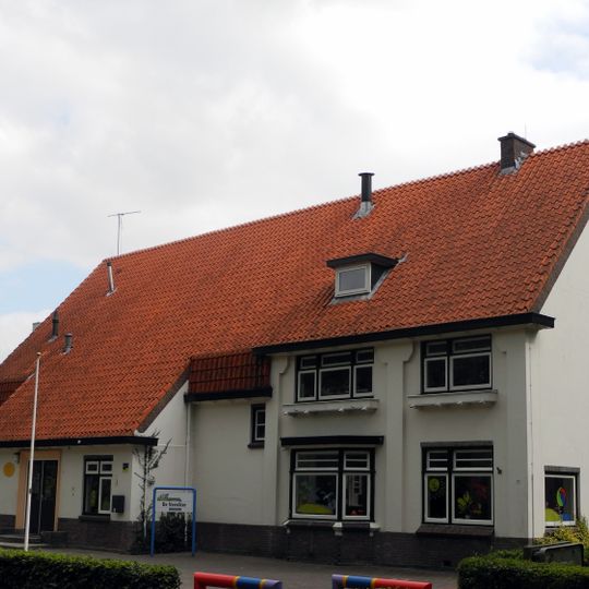 Schoolgebouw met woning