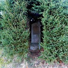 Pomníček obětem Květnové revoluce v ulici Ke Hrušce ve Stránčicích