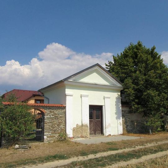 Kaple na okraji Dolní Dlouhé Loučky vedle polní cesty