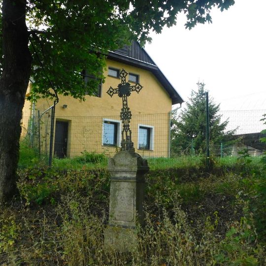 Kříž u pomníku ve Vysoké