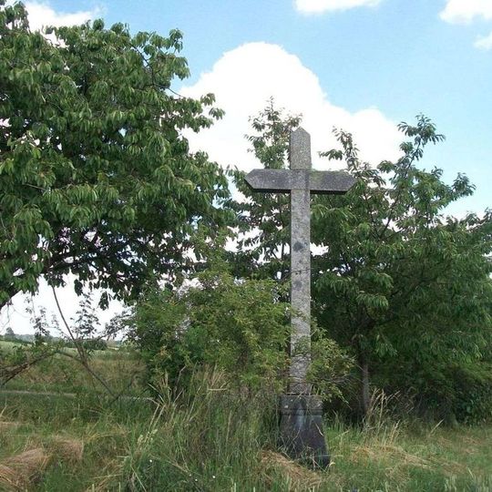 Kříž západně od Kostelce nad Vltavou u zatáčky
